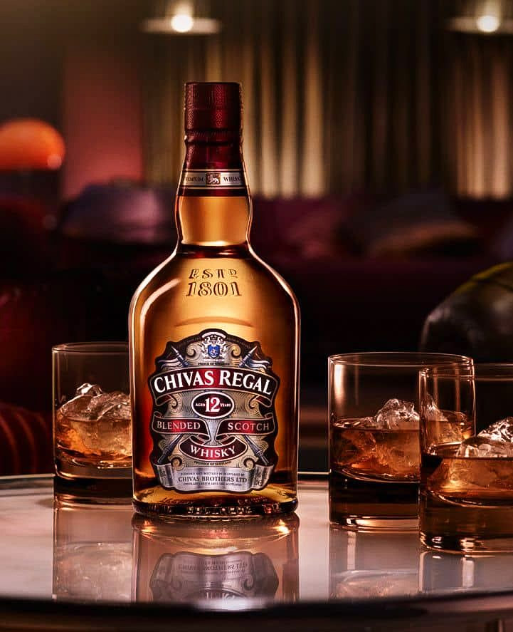 cach-phan-biet-ruou-chivas-regal-that-gia-nhanh-tren-ban-tiec