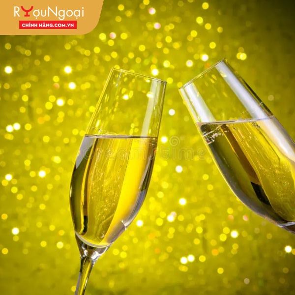 Rượu Champagne vàng đặc trưng bởi lớp bọt sủi mịn màng và dai