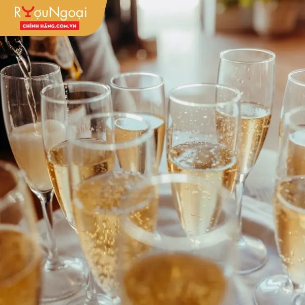 Rượu Champagne vàng là nguyên liệu tuyệt vời để pha chế cocktail