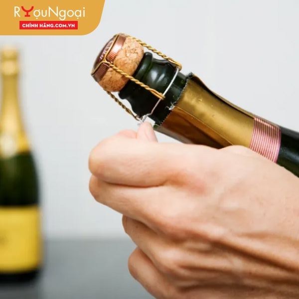 Giấy bạc bọc chai rượu Champagne giúp giữ nút chai chắc chắn