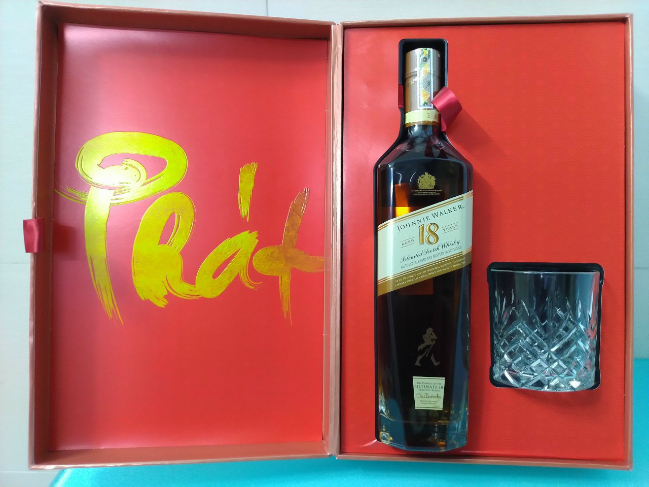 Rượu JOHNNIE WALKER 18 năm hộp quà năm 2022