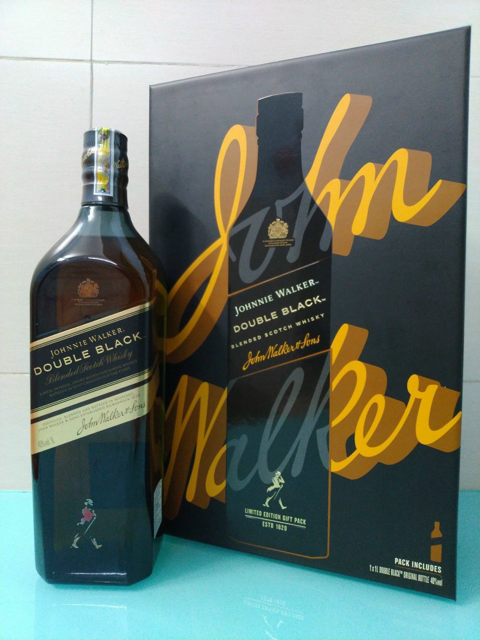 RƯỢU  JOHNNIE WALKER  DOUBLE BLACK hộp quà năm 2022